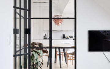 Unik rumfornemmelse i taglejlighed. New Yorker glasvæg i lejlighed udnytter dagslyset og bevarer rummets dybde