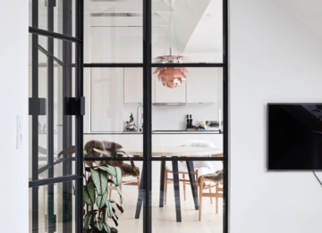 Unik rumfornemmelse i taglejlighed. New Yorker glasvæg i lejlighed udnytter dagslyset og bevarer rummets dybde