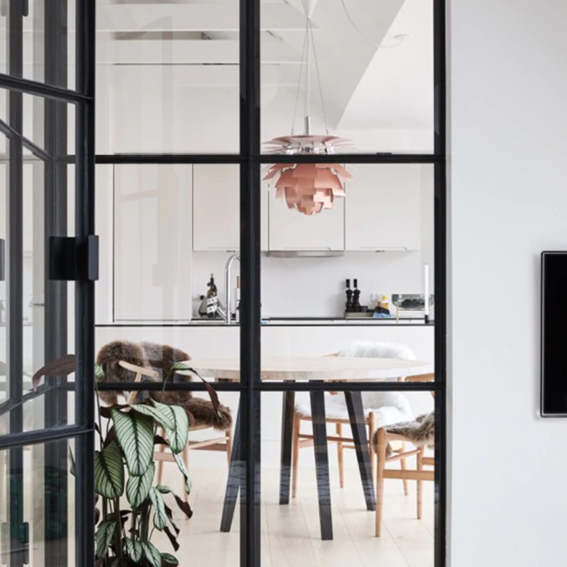 Unik rumfornemmelse i taglejlighed. New Yorker glasvæg i lejlighed udnytter dagslyset og bevarer rummets dybde