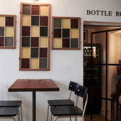 Diskret glasdør til ældre bygning