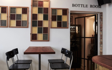 Diskret glasdør til ældre bygning