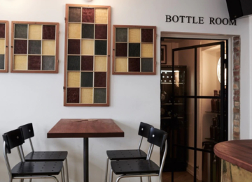 Diskret glasdør til ældre bygning