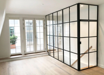 Fra penthouse til kontorlokaler. New Yorker glasvæg skaber moderne kontormiljø med fokus på lys og struktur