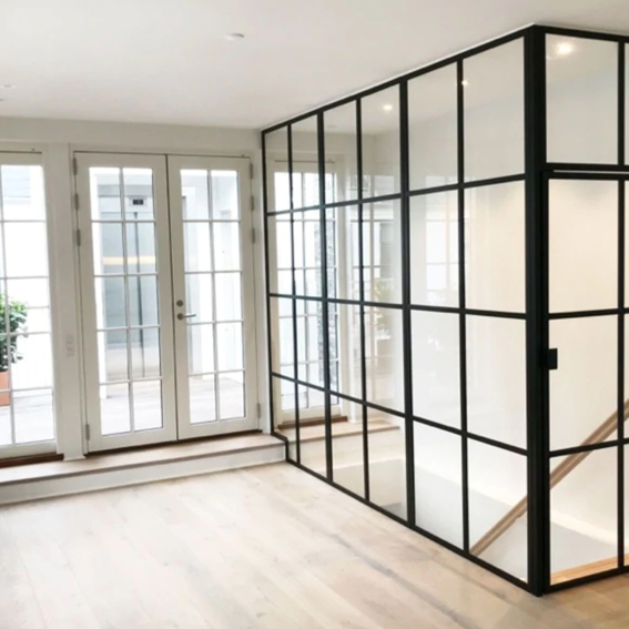 Fra penthouse til kontorlokaler. New Yorker glasvæg skaber moderne kontormiljø med fokus på lys og struktur