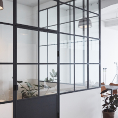 Rum i rummet til åbent kontorlandskab - glasvæg ovenpå hvidmalet væg