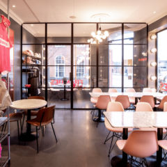 Flot glasskillevæg til Frankies - lyst restaurantlokale