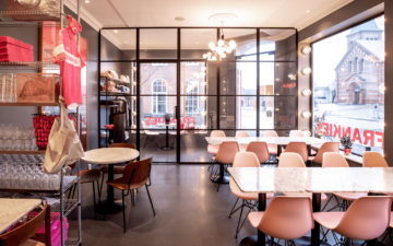 Flot glasskillevæg til Frankies - lyst restaurantlokale