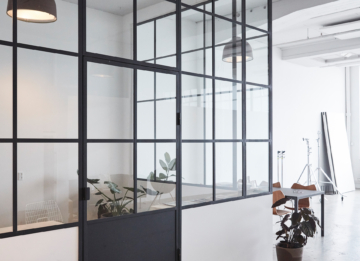 Rum i rummet til åbent kontorlandskab - glasvæg ovenpå hvidmalet væg