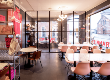 Flot glasskillevæg til Frankies - lyst restaurantlokale