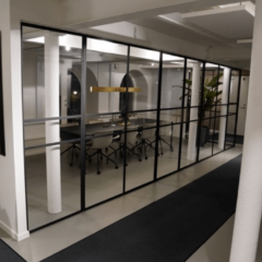 Smukt og funktionelt mødelokale