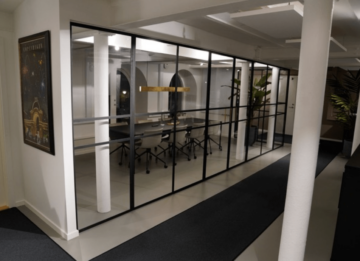 Smukt og funktionelt mødelokale