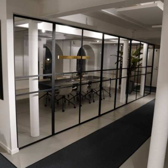 Smukt og funktionelt mødelokale