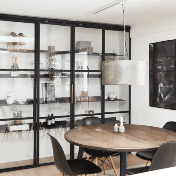 Skræddersyet glasvitrineskab