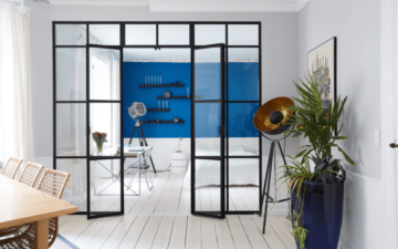 Glasvæg med dør til lejlighed - Opdeling i råt design