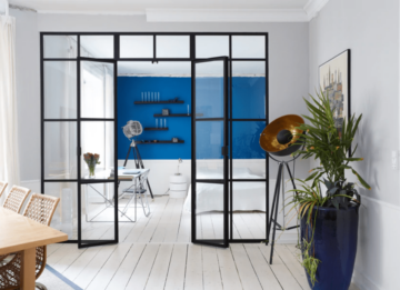 Glasvæg med dør til lejlighed - Opdeling i råt design